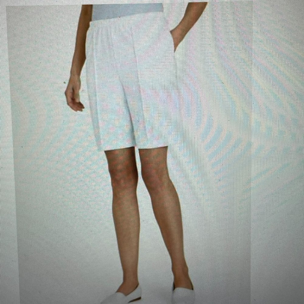 NO IRON creased shorts/ NEW White